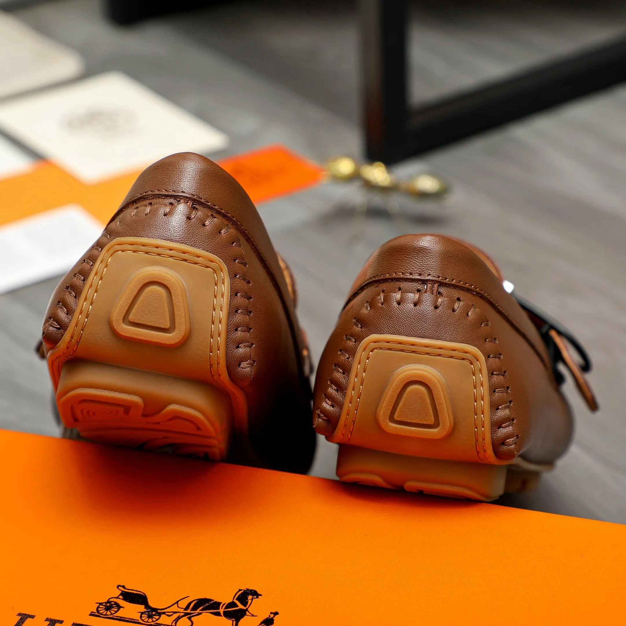 P380 Product trademark: HERMES "Hermes" casual slip-on men's shoes. Regular size: 38-44 Product material: Selected small pebbled cowhide upper, pigskin lining, rubber outsole